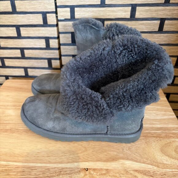 Ugg‎ Bailey Button Gray Boots - Picture 2 of 7